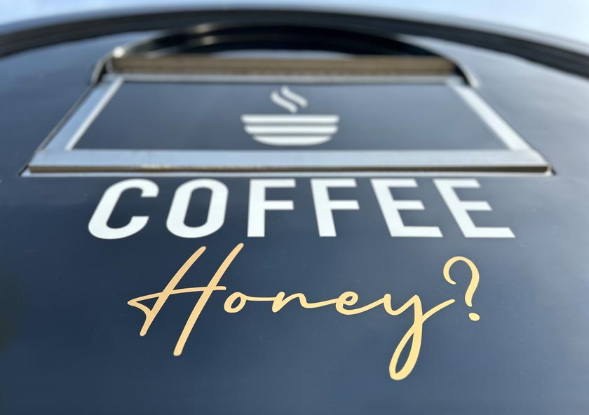 Coffee Honey Schriftzug am Kaffeeanhänger